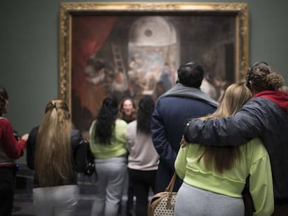 El grupo de reclusas de Alcalá Meco observa 'Las hilanderas' durante su visita al Museo del Prado.