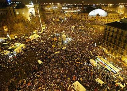 Millones de personas acudieron en Madrid a la manifestación convocada por el Gobierno para el día siguiente de los atentados del 11-M.