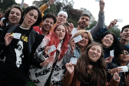 Jóvenes corean emocionados su voto por Gustavo Petro a las afueras del Movistar Arena, el 19 de junio de 2022.