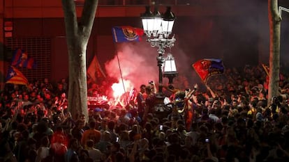 Aficionats de el Barça celebren el títol de Liga