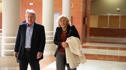 La alcaldesa de Madrid, Manuela Carmena, junto a Antonio Rovira, catedr&aacute;tico de Derecho Constitucional.