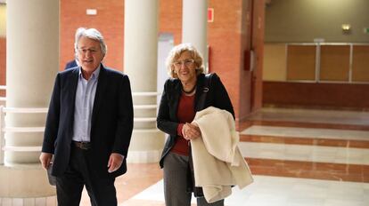 La alcaldesa de Madrid, Manuela Carmena, junto a Antonio Rovira, catedrático de Derecho Constitucional.