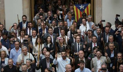 Alcaldes en el Parlament al acabar el pleno en que se votó, el día 27, la independencia.