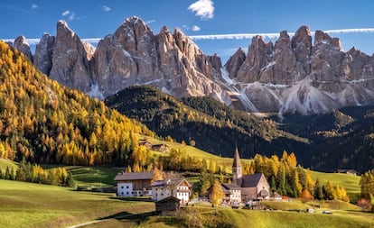 La villa de Santa Maddalena y, al fondo, los montes Odle, en Val di Funes (Dolomitas).