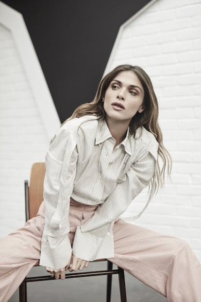 Camisa de rayas y
patrón masculino de
Duarte, y pantalones
fluidos de Fendi. Elisa
Sednaoui lleva la
base de maquillaje
Le Teint Touche Éclat
B50, de Yves Saint
Laurent Beauty.