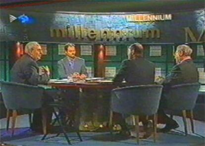 Juan Herrero, de frente, en 1999, en el programa de Canal 33 en el que denunció fallos en el radar de Lanzarote.