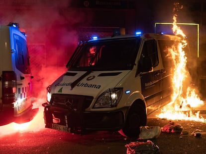 La furgoneta quemada de la Guardia Urbana el pasado 27 de febrero durante una protesta contra el encarcelamiento de Pablo Hasél.