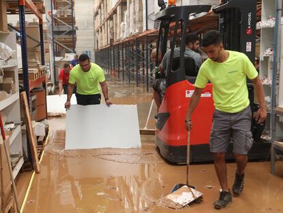 Inundaciones en una factoría de productos sanitarios de Ulldecona.