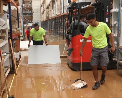 Inundaciones en una factoría de productos sanitarios de Ulldecona.