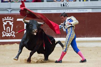 El diestro David Fandila 'El Fandi', con su primer toro de la tarde