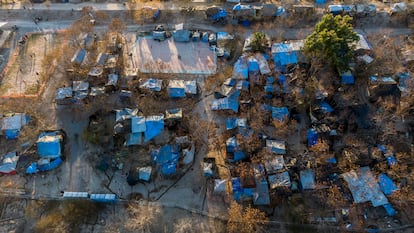 campamento de refugiados montado de forma improvisada a las orillas Del Río Bravo