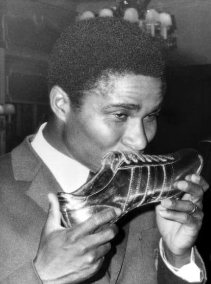 Eusébio beija a Chuteira de Ouro que conquistou em 1968