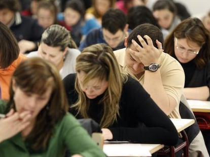 Alumos de la UNED, durante un examen.