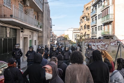 Algunos manifestantes frente a la casa okupada La Higuera, protestando por el desalojo del edificio.