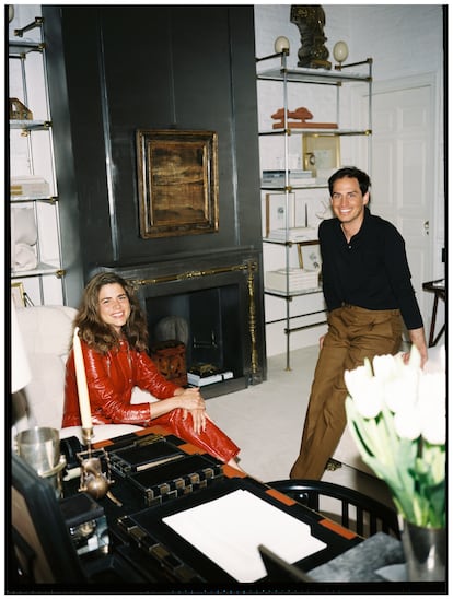 Mafalda Muñoz y Gonzalo Machado posan en el dormitorio. Al fondo, chimenea con frente metálico, estanterías metálicas de Darro, diseño de Paco Muñoz y una pintura de Álvaro Negro.