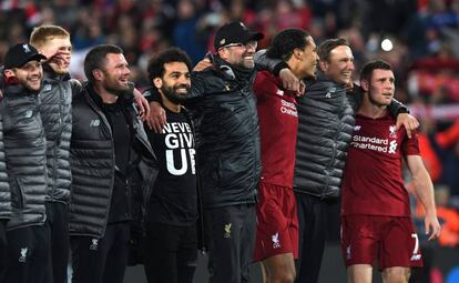 Klopp, entre Salah y Van Dijk y otros jugadores del Liverpool.