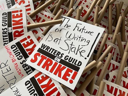Algunas de las pancartas preparadas por los miembros de Writers Guild of America para la huelga de guionistas.