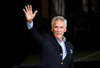 Burt Bacharach performs on the Pyramid stage at Worthy Farm in Somerset during the Glastonbury Festival in Britain, June 27, 2015.