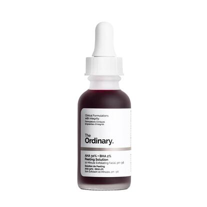 ¿Qué es? Peeling AHA 30% + BHA 2% de The Ordinary.
¿Cómo se hizo viral? El éxito de The Ordinary en redes sociales se remite a 2020 y este peeling químico es una de sus mayores estrellas. Arrasa por su increíble mezcla de activos y ácidos y su bajo precio.
¿Por qué es una verdadera joya? Porque contiene un 30% de alfahidroxiácidos (glicólico, láctico, tartárico y cítrico) y un 2% de betahidroxiácidos (hialurónico y salicílico), además de vitaminas y otros ingredientes naturales con propiedades calmantes para contrarrestar sus efectos en la piel. Después de aplicarlo, la piel queda ultra luminosa.