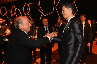 Joseph S. Blatter, presidente de la FIFA, saludando a Cristiano Ronaldo instantes antes de que comience la entrega del premio.