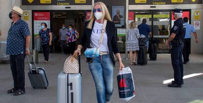 Pasajeros saliendo del Aeropuerto de Son San Joan de Palma de Mallorca. 