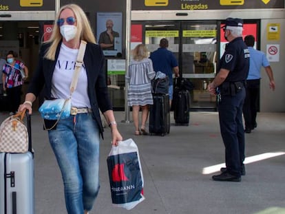 Pasajeros saliendo del Aeropuerto de Son San Joan de Palma de Mallorca. 