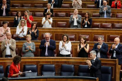 La ministra de Hacienda, María Jesús Montero, es felicitada por sus compañeros tras la primera jornada del debate de totalidad del proyecto de Presupuestos Generales del Estado de 2023.