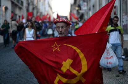 Un militante comunista en una manifestaci&oacute;n del PCP el pasado 3 de julio.