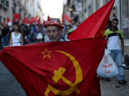 Un militante comunista en una manifestaci&oacute;n del PCP el pasado 3 de julio.