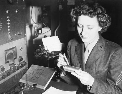 Una marine estadounidense manipula el cilindro de un criptógrafo, la máquina usada durante la Segunda Guerra Mundial para codificar y decodificar transmisiones.