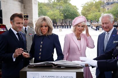 La reina Camila con Brigitte Macron y sus respectivos esposos, durante un acto de celebración de la amistad entre el Reino Unido y Francia. 