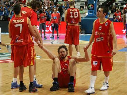 Navarro, su hermano Marc y Calderón ayudan a levantarse a Pau Gasol tras la decepción final.