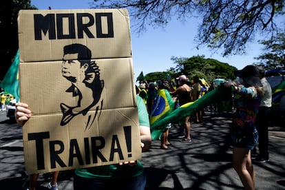 Un seguidor de Bolsonaro con un cartel que dice "Moro, traidor" llega este domingo a la protesta de Brasilia.