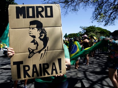 Un seguidor de Bolsonaro con un cartel que dice "Moro, traidor" llega este domingo a la protesta de Brasilia.