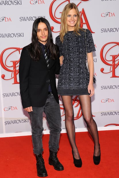 Constance Jablonski posa junto a Olvier Theyskens, creador del minivestido que luce.