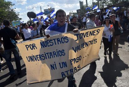 Un hombre durante la protesta por las calles de Managua.