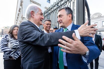 Aitor Esteban (derecha) saluda al dirigente de la oposición venezolana Antonio Ledezma, el miércoles ante las puertas del Congreso. Detrás, Leopoldo López.