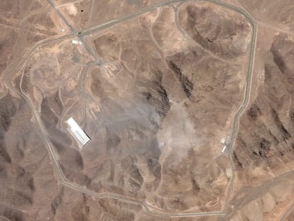 Imagen satelital de las instalaciones nucleares de Fordow, al sur de Teherán, tras el ataque de EE UU de este sábado.
