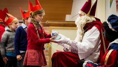 San Nicolás entrega regalos en la fiesta navideña de un colegio flamenco.