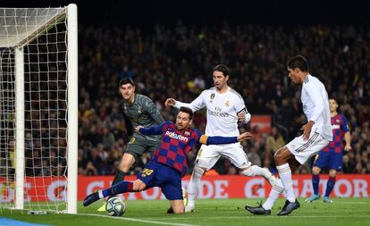 Messi trata de retener el balón ante el Madrid.