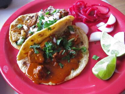 Carne de cerdo bien empapada en zumo de limón y un mix de especias y metida al horno durante varias horas para que sea puritita mantequilla.