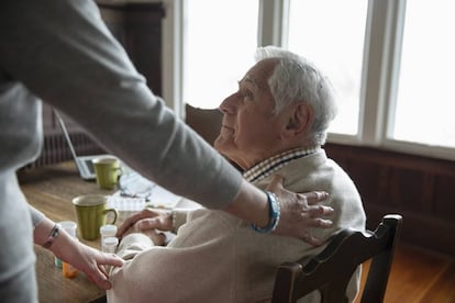 Una mujer atiende a una persona en una residencia de ancianos.