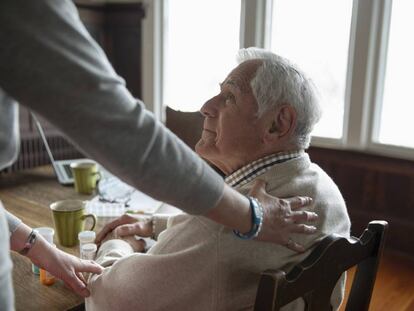 Una mujer atiende a una persona en una residencia de ancianos.