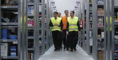 Ignacio González (i) visita las instalaciones de Amazon.