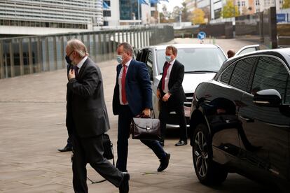 El negociador británico, David Frost (en el centro), a su llegada a la sede comunitaria, este miércoles en Bruselas.