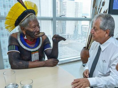 Costa, ao centro, em reunião com líderes indígenas.