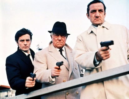 'El clan de los sicilianos' (Henri Verneuil, 1969). Reunión en la pantalla por primera (y última) vez de los tres hombres duros del cine francés: Jean Gabin, Lino Ventura y Alain Delon. Gran éxito comercial en el que destaca la banda sonora compuesta por Ennio Morricone, que iniciaba su colaboración con el cine francés. Delon cerraba una década como gran estrella internacional y de la taquilla.