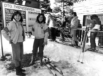 Blanca Fernández Ochoa (a la izquierda), junto a su hermana Lola, posan para EL PAÍS en la estación de esquí de Navacerrada, en 1983.