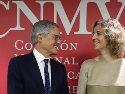 El nuevo presidente de la Comisi&oacute;n Nacional del Mercado de Valores, Sebasti&aacute;n Albella, y la vicepresidenta de la CNMV, Ana Mar&iacute;a Mart&iacute;nez-Pina,.