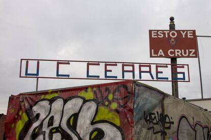 "Esto ye La Cruz", reza el cartel a la entrada del campo.
